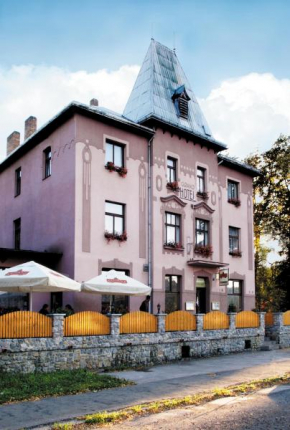 Hotel Grand, Revnice